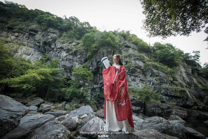贝莱德基金首位基金经理黯然离场，本土和外来共同执掌