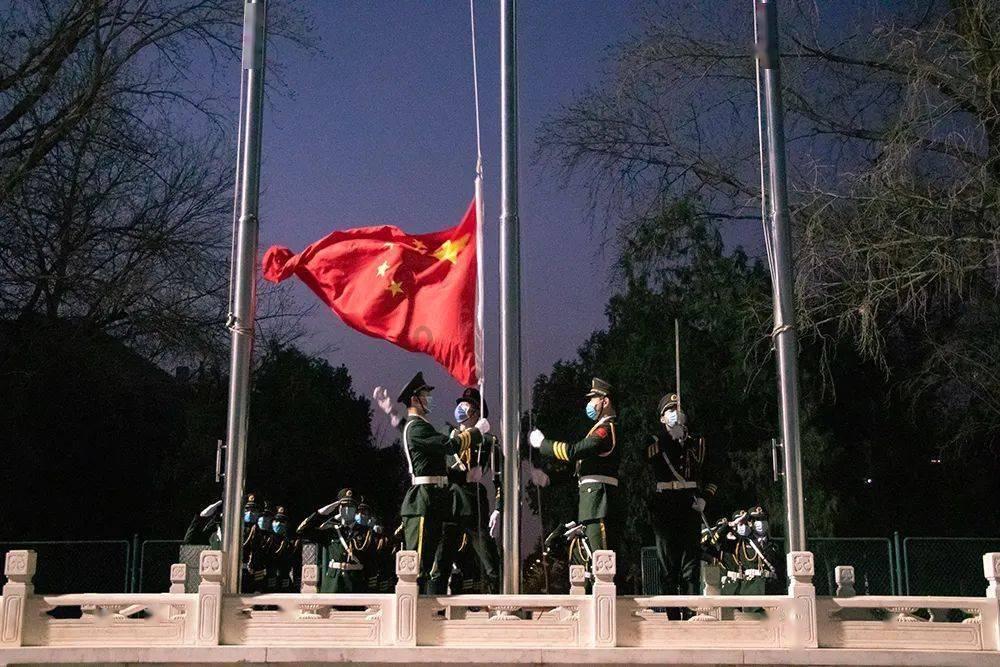 出远门的时候，一般都要在冰箱里放一枚硬币，背后的原因是什么？